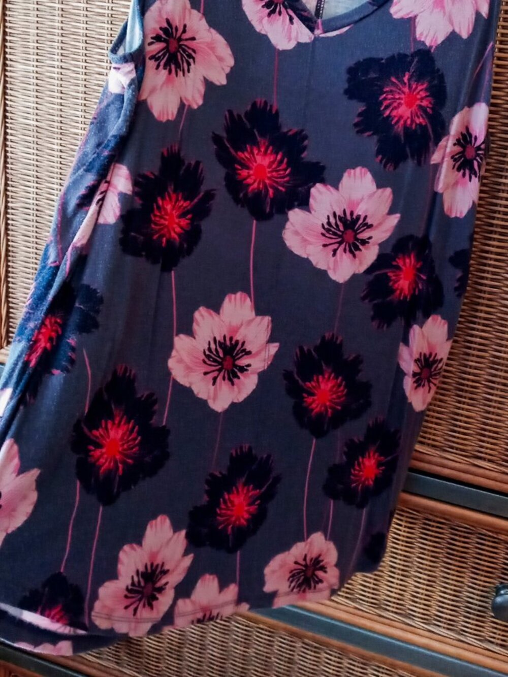 Maurices 24/7 Flowy Tank Top Sz XL Gray w/ Pink & Black Flowers - Picture 8 of 12
